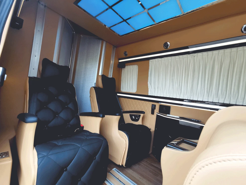 Dođite i provjerite unutarnje dijelove automobila ovog kampera Mercedes-Benz ...