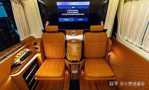 Mercedes-Benz Sprinter karavan s devet sjedala s kraljevskim interijerom