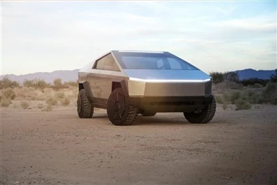 Tesla Cybertruck je udaren nogom, a vrata nisu bila deformirana.