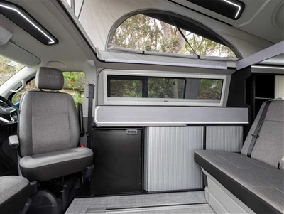Planinarenje i kampiranje na skijalištu Volkswagen T6 modificirani automobil ...