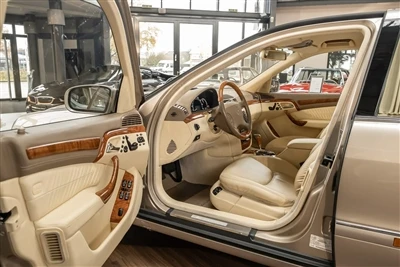 Koja je razlika između Mercedes W220 i W221?