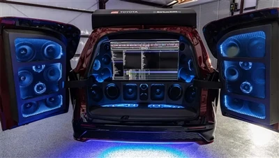 Modificirana Toyota Sienna pretvara se u mobilni subwoofer